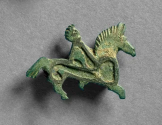 Broche en forme de cheval et cavaliers (détail)